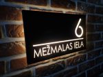mājas numurzīme ar LED apgaismojumu un sensoru