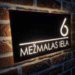 mājas numurzīme ar LED apgaismojumu un sensoru
