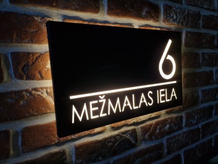 mājas numurzīme ar LED apgaismojumu un sensoru